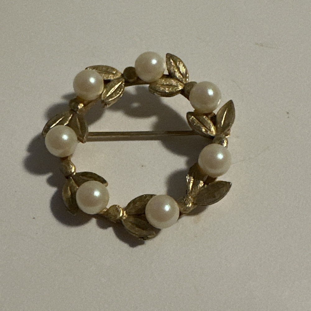 Gold Tone Circular Leaf &‎ Faux Pearl Wreath Brooch Pin Vintage